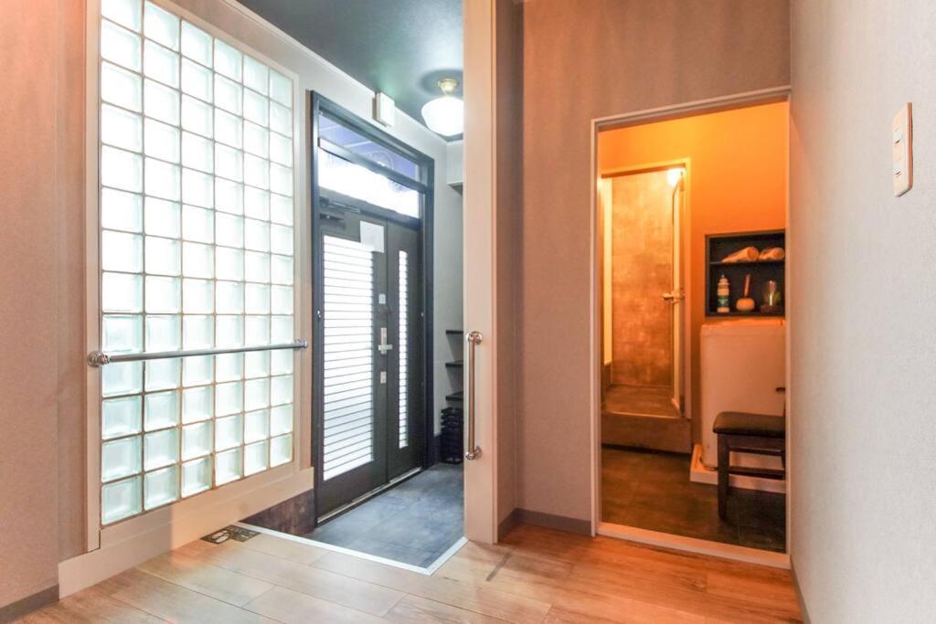 Sanacion Namba 難波千日前の5Ldk120平米 駅徒歩2分 広々バルコニーでバーベキューも可能 Appartement Osaka Buitenkant foto